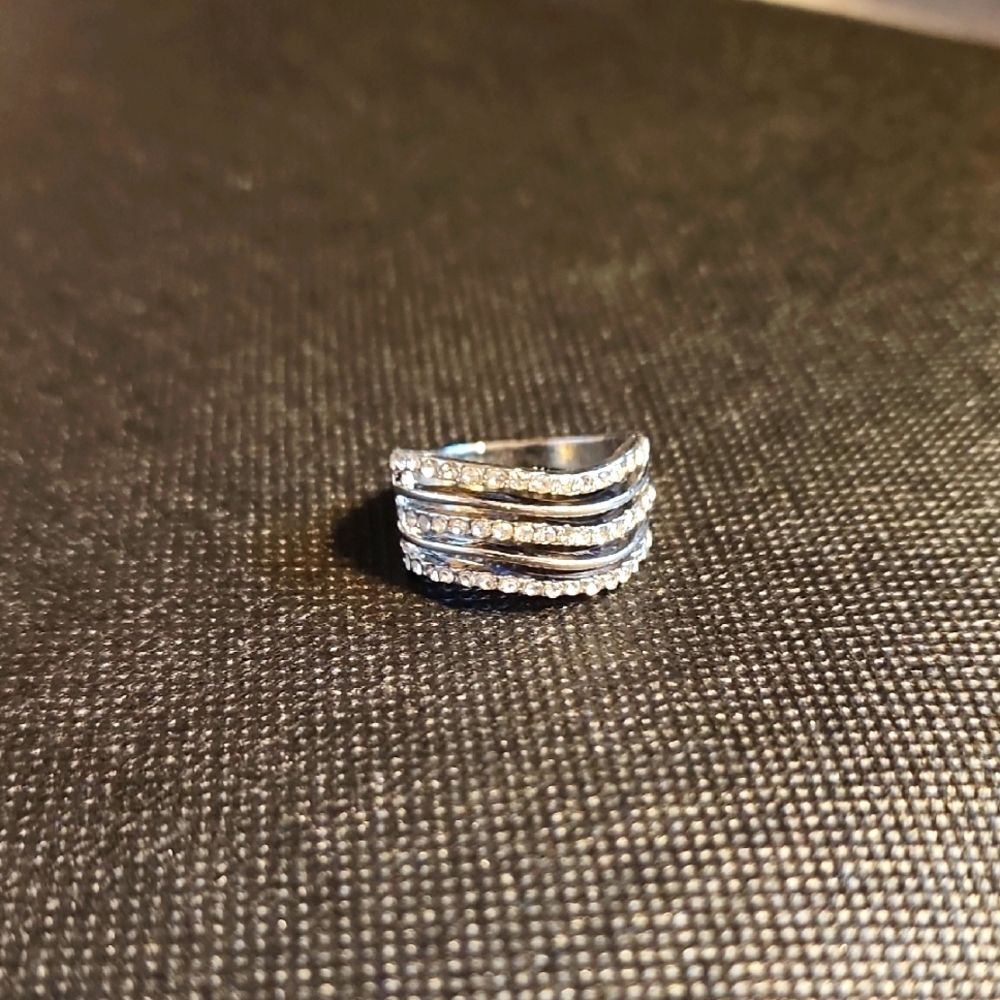 Elegant Silver Toned Band Ring With Faux Crystal Chips...size 8.5
